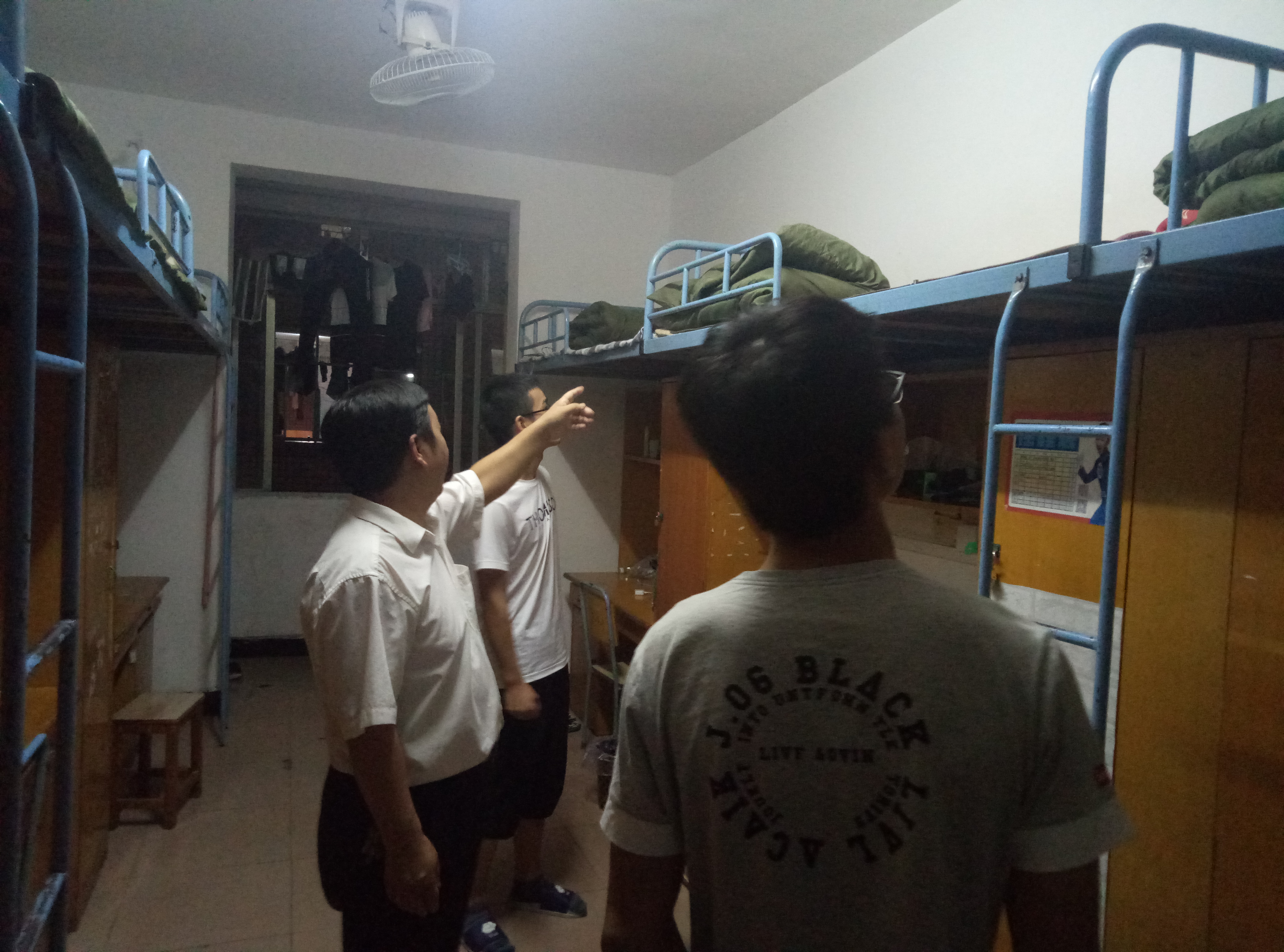 我院领导下寝室看望新生(一)-萍乡学院材料与化学工程学院