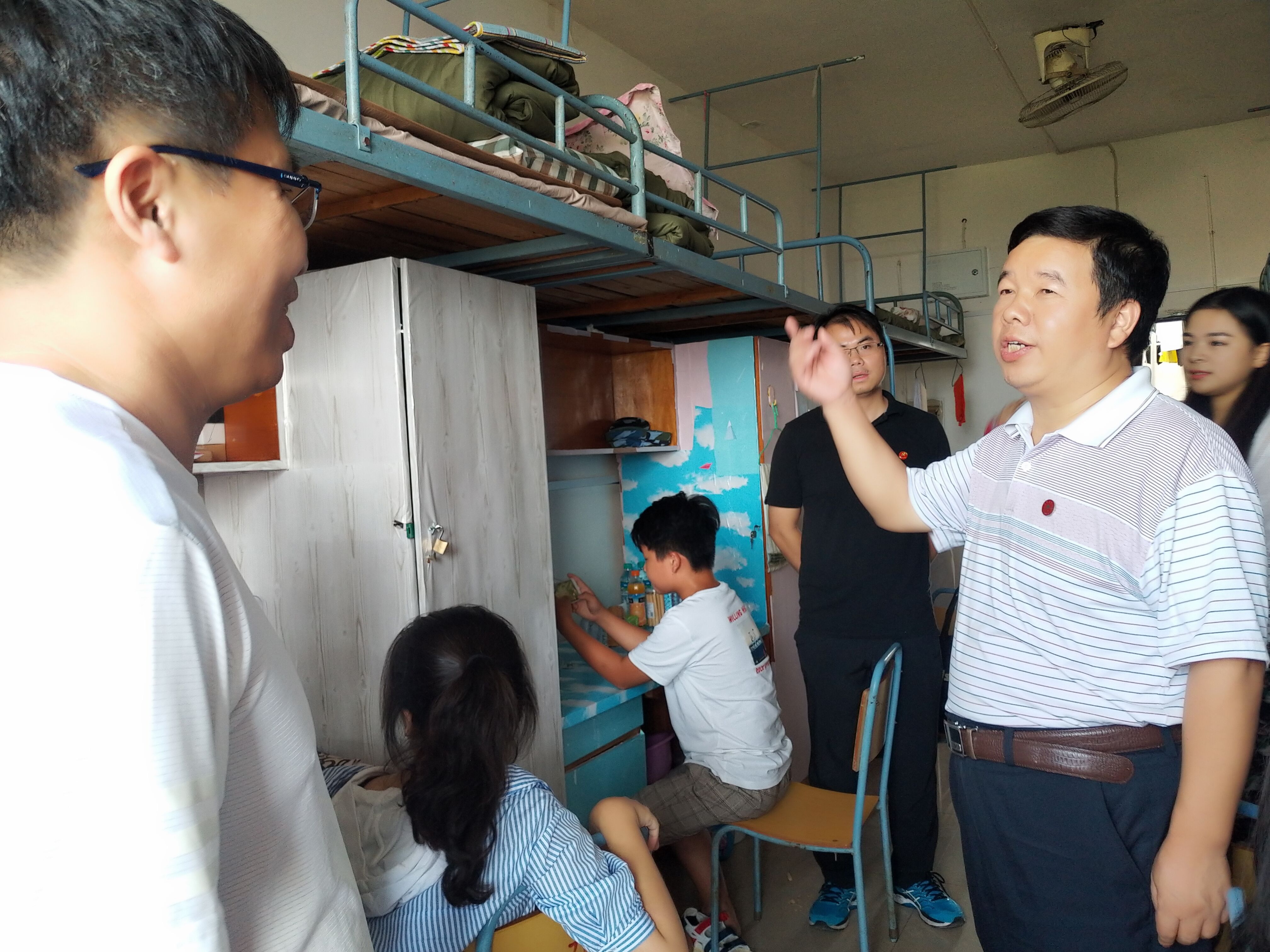 我院领导下寝室看望新生(二)-萍乡学院材料与化学工程学院